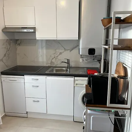 Villa La Desiree ,Haut De Villa, Refait A Neuf , 4 Etoiles, Climatise, Parking Prive Et 120M2 De Jardin *