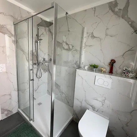 Villa La Desiree ,Haut De Villa, Refait A Neuf , 4 Etoiles, Climatise, Parking Prive Et 120M2 De Jardin Villa *