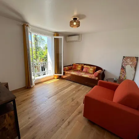 Villa La Desiree ,Haut De Villa, Refait A Neuf , 4 Etoiles, Climatise, Parking Prive Et 120M2 De Jardin *