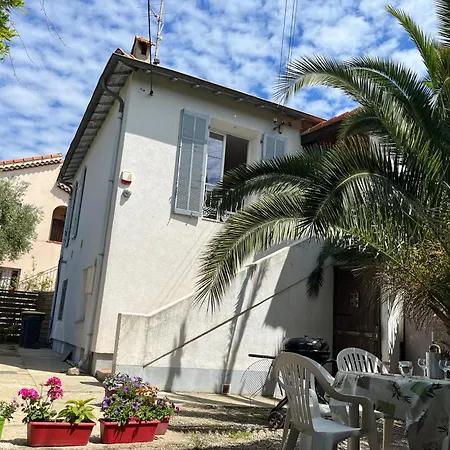 Villa Villa La Desiree ,Haut De Villa, Refait A Neuf , 4 Etoiles, Climatise, Parking Prive Et 120M2 De Jardin Antibes