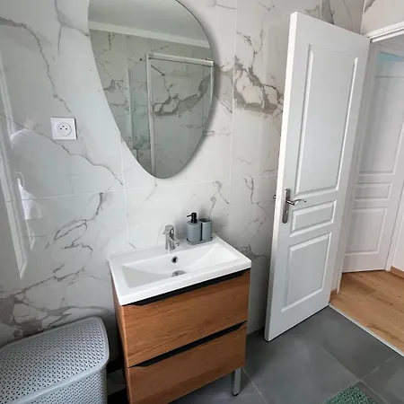 Villa La Desiree ,haut De La Villa, Entierement Renovee, 4 Etoiles, Climatise, Parking Prive Et 120m2 De Jardin