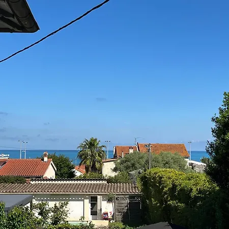 La Desiree ,haut De La Villa, Entierement Renovee, 4 Etoiles, Climatise, Parking Prive Et 120m2 De Jardin * Antibes