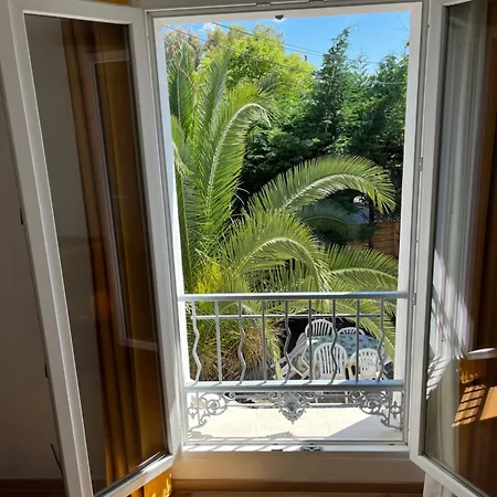 Villa La Desiree ,haut De La Villa, Entierement Renovee, 4 Etoiles, Climatise, Parking Prive Et 120m2 De Jardin Antibes