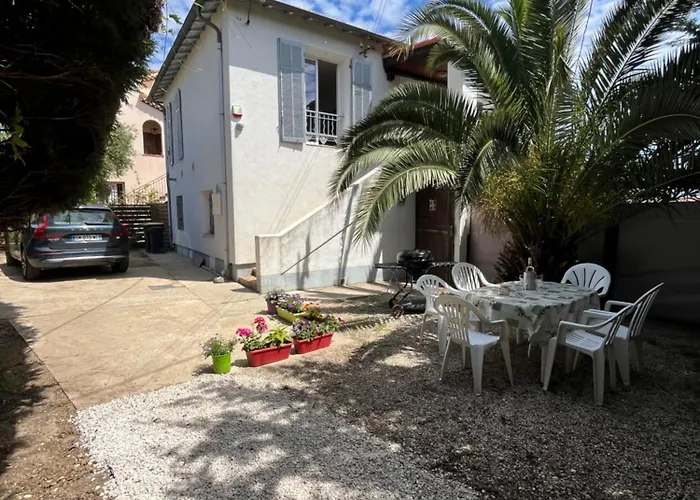 Βίλα La Desiree ,haut De La Villa, Entierement Renovee, 4 Etoiles, Climatise, Parking Prive Et 120m2 De Jardin *